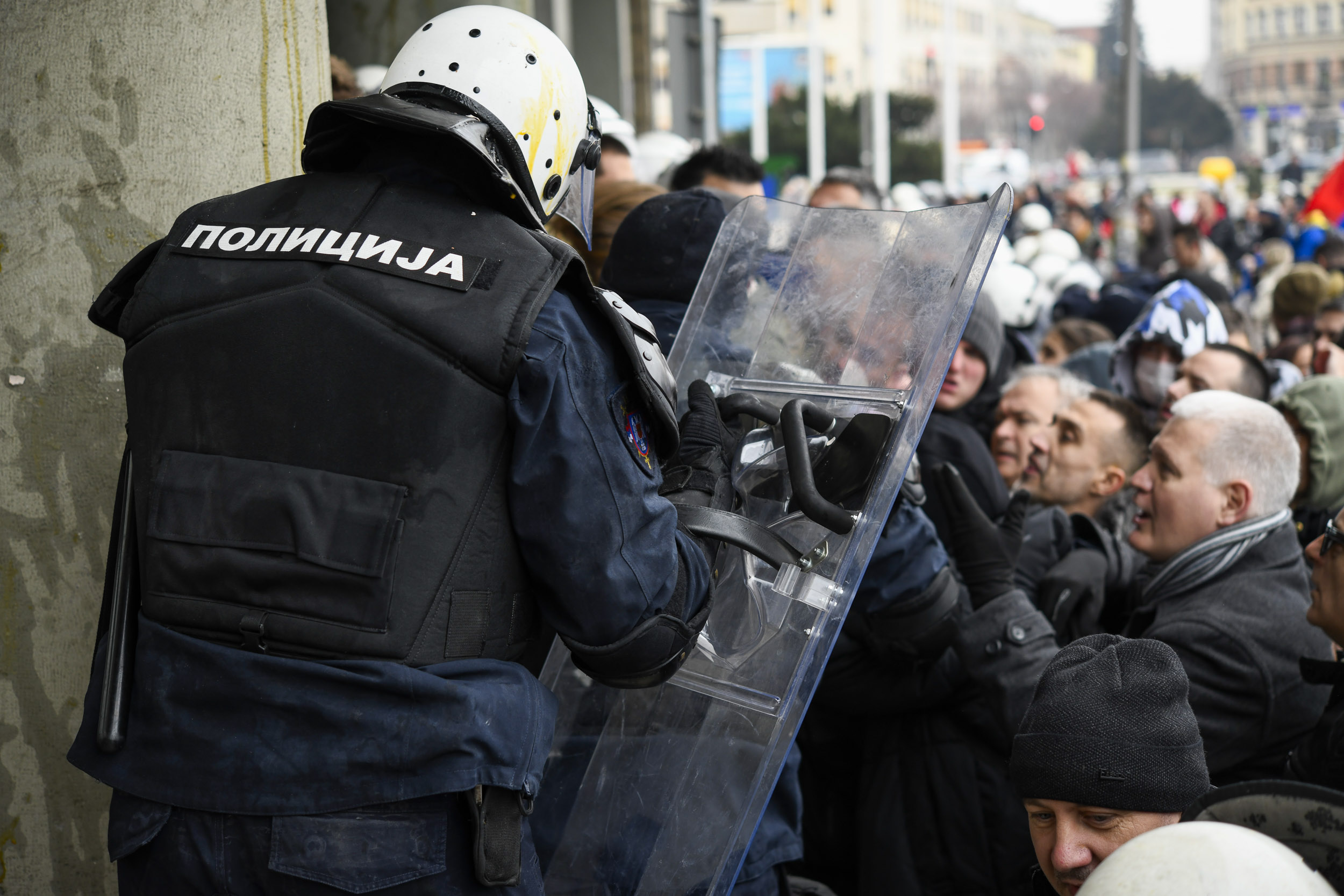 Beograd 24. februar 2025. Protest opozicije ispred Skupštine grada Novog Sada, policija, nemiri, animozitet, sukob, odbornici ispred skupštine grada Novog Sada  Foto:Nenad Mihajlović/Nova.rs (BEZ POTPISA)