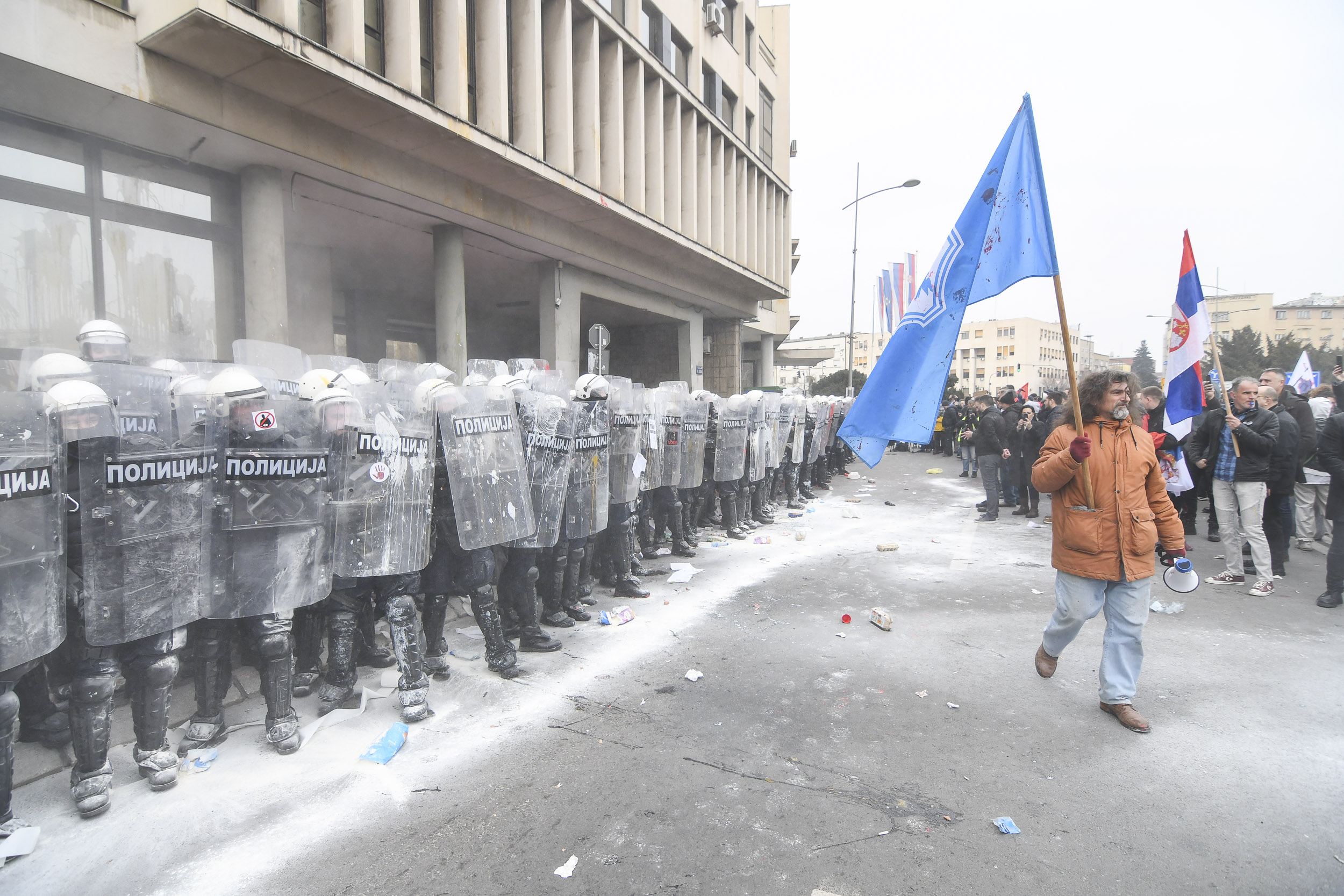 Beograd 24. februar 2025. Protest opozicije ispred Skupštine grada Novog Sada, policija, nemiri, animozitet, sukob, žandarmerija, brašno, jaja Foto:Nenad Mihajlović/Nova.rs (BEZ POTPISA)