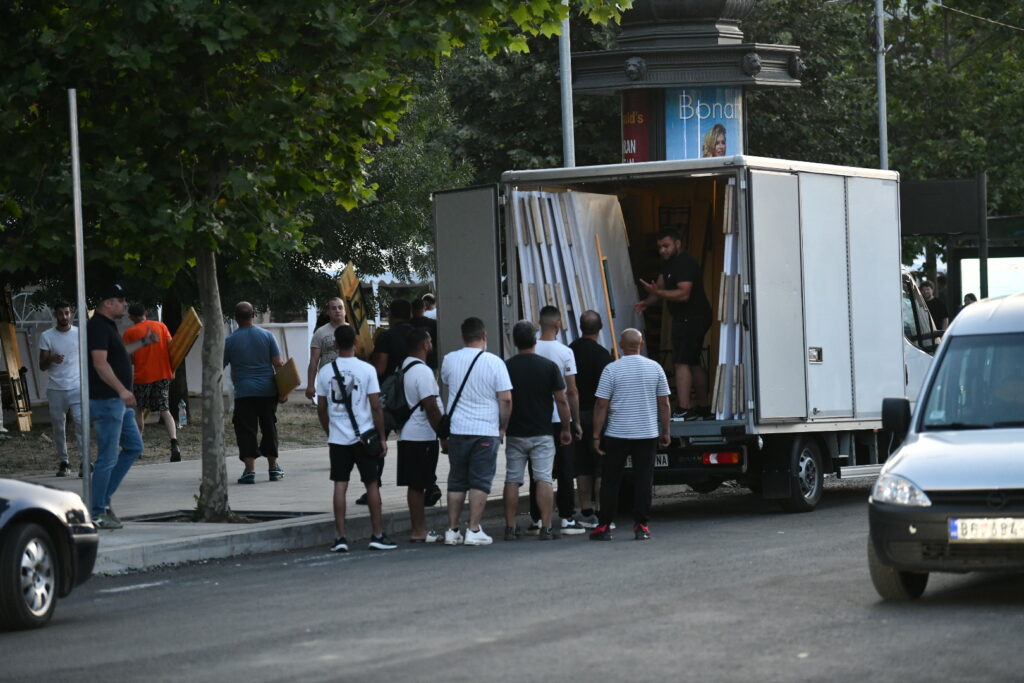 Beograd 27.06.2025. Postavljanje bine na platou ispred Narodne skupštine, delimično uklanjanje šatora, Ćacilend, dan pre veliki protest na Vidovdan Foto: Vesna Lalić/Nova.rs