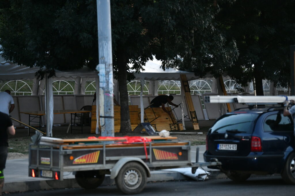 Beograd 27.06.2025. Postavljanje bine na platou ispred Narodne skupštine, delimično uklanjanje šatora, Ćacilend, dan pre veliki protest na Vidovdan Foto: Vesna Lalić/Nova.rs