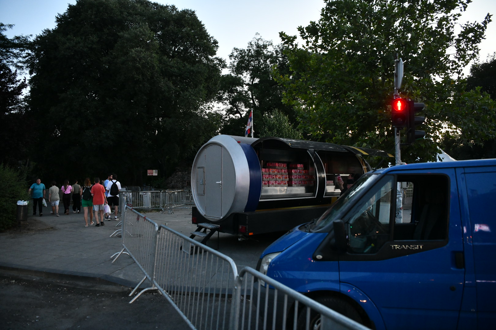 Beograd 27.06.2025. Postavljanje bine na platou ispred Narodne skupštine, delimično uklanjanje šatora, Ćacilend, dan pre veliki protest na Vidovdan Foto: Vesna Lalić/Nova.rs