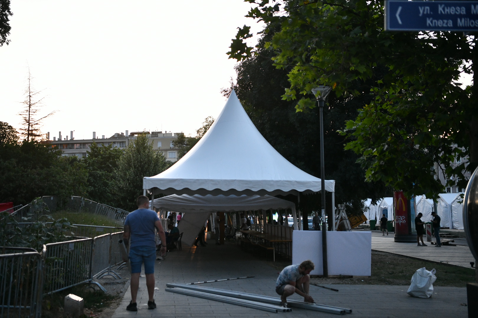 Beograd 27.06.2025. Postavljanje bine na platou ispred Narodne skupštine, delimično uklanjanje šatora, Ćacilend, dan pre veliki protest na Vidovdan Foto: Vesna Lalić/Nova.rs