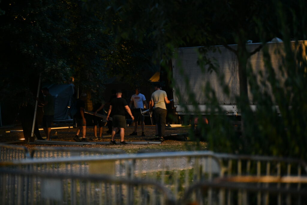 Beograd 27.06.2025. Ćacilend, istovar nečega iz kamiona, Pionirski park, studenti koji žele da uče, veče pred veliki protest na Vidovdan, batinaši Foto: Vesna Lalić/Nova.rs