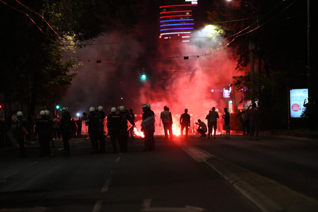 Beograd 28.06.2025. policija, baklja. Vidimo se na Vidovdan, veliki studentski protest, policija  Foto: Amir Hamzagić/Nova.rs