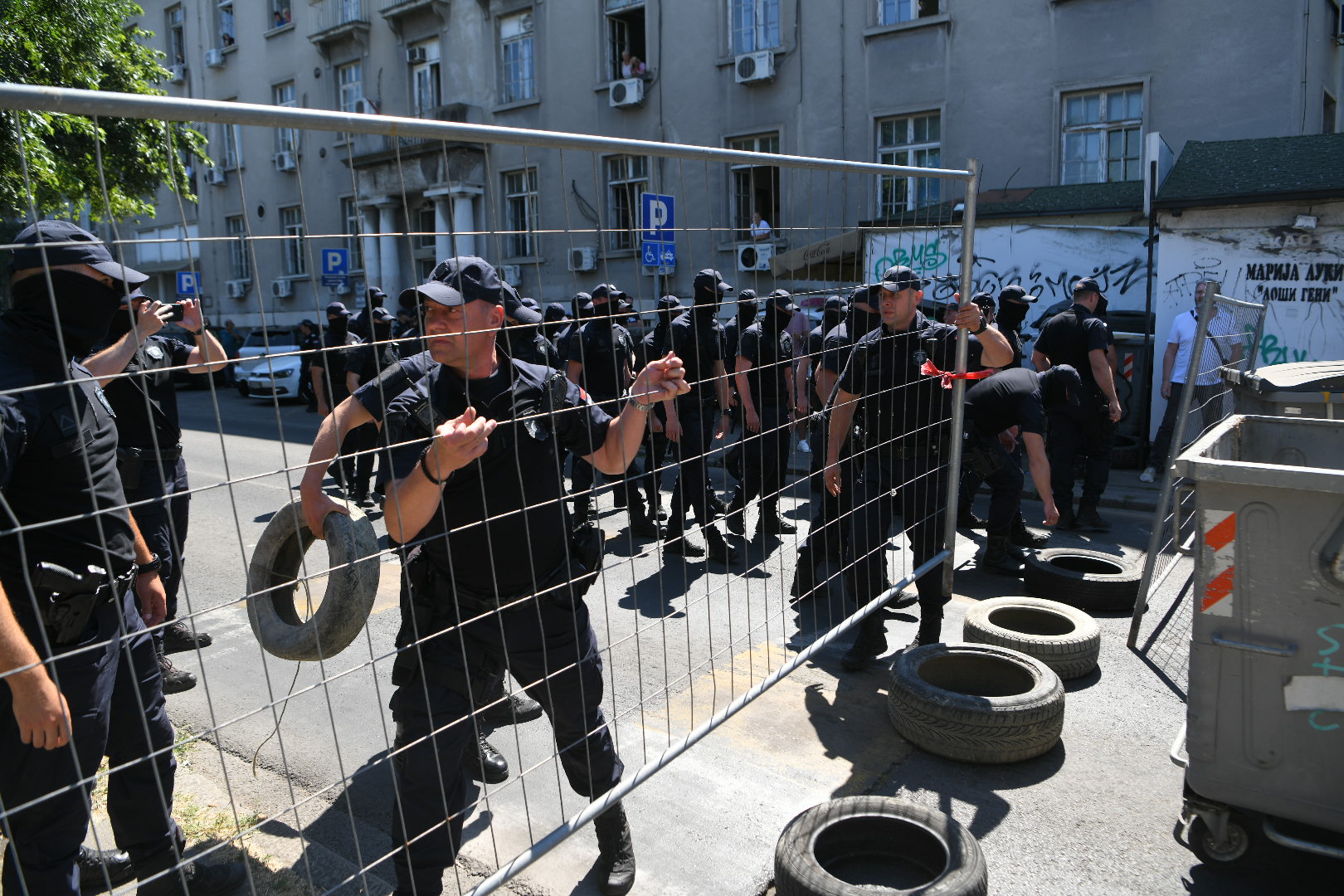 Beograd 30. jun 2025. Blokada kod Poljoprivrednog fakulteta, Zemun, barikade građanska neposlušnost policijska brigada fantomka Foto:Amir Hamzagić/Nova.rs