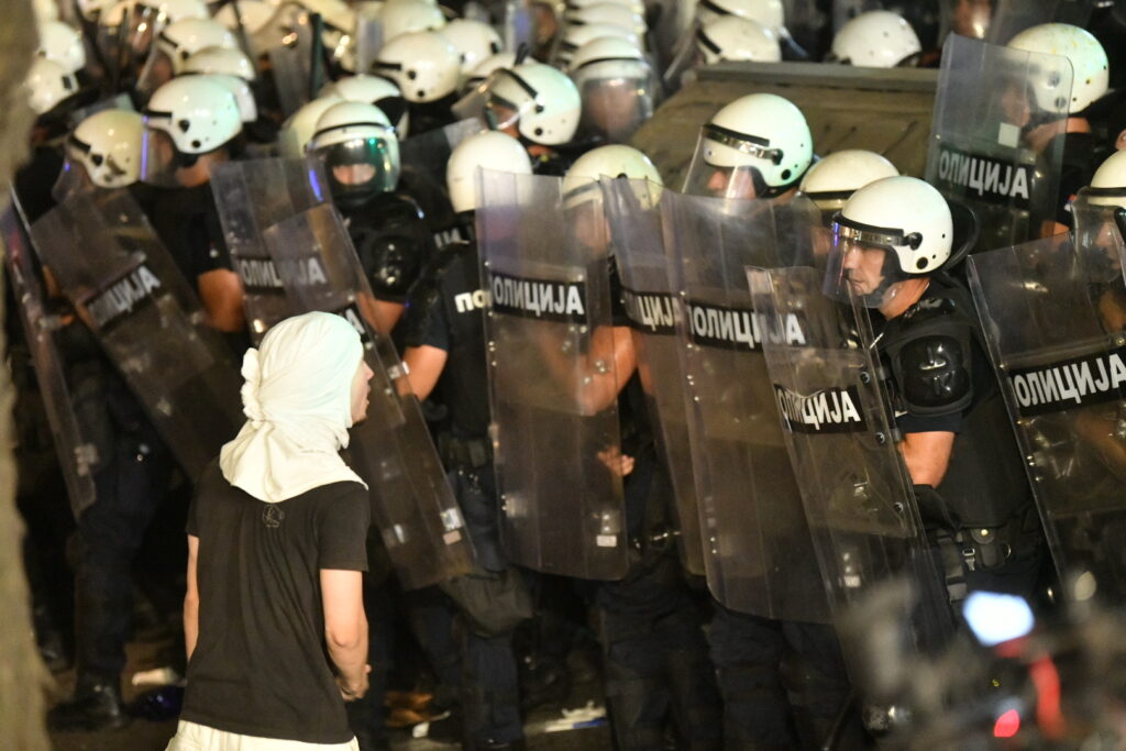 Beograd 28.06.2025. Policija, incident kod Turske ambasade, građani i policija. Protest Vidimo se na Vidovdan, veliki studentski protest, Turska ambasada  Foto: Vladislav Mitić/Nova.rs