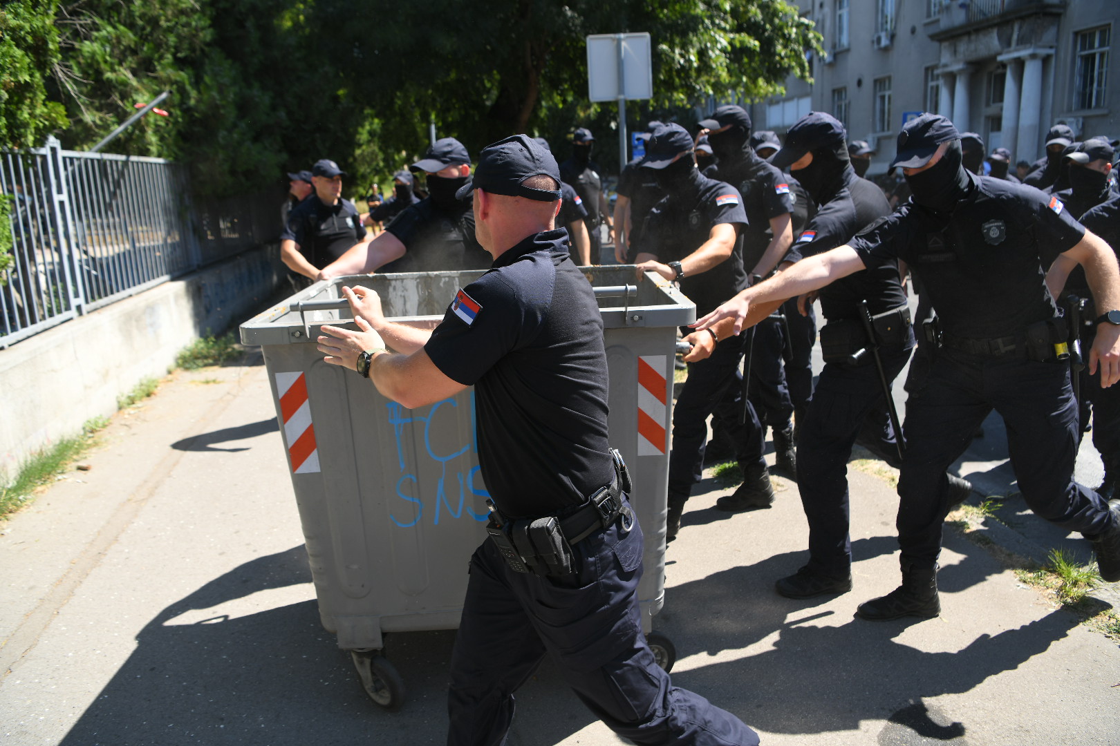 Beograd 30. jun 2025. Blokada kod Poljoprivrednog fakulteta, Zemun, barikade građanska neposlušnost policijska brigada fantomka tonfa Foto:Amir Hamzagić/Nova.rs policija fantomke