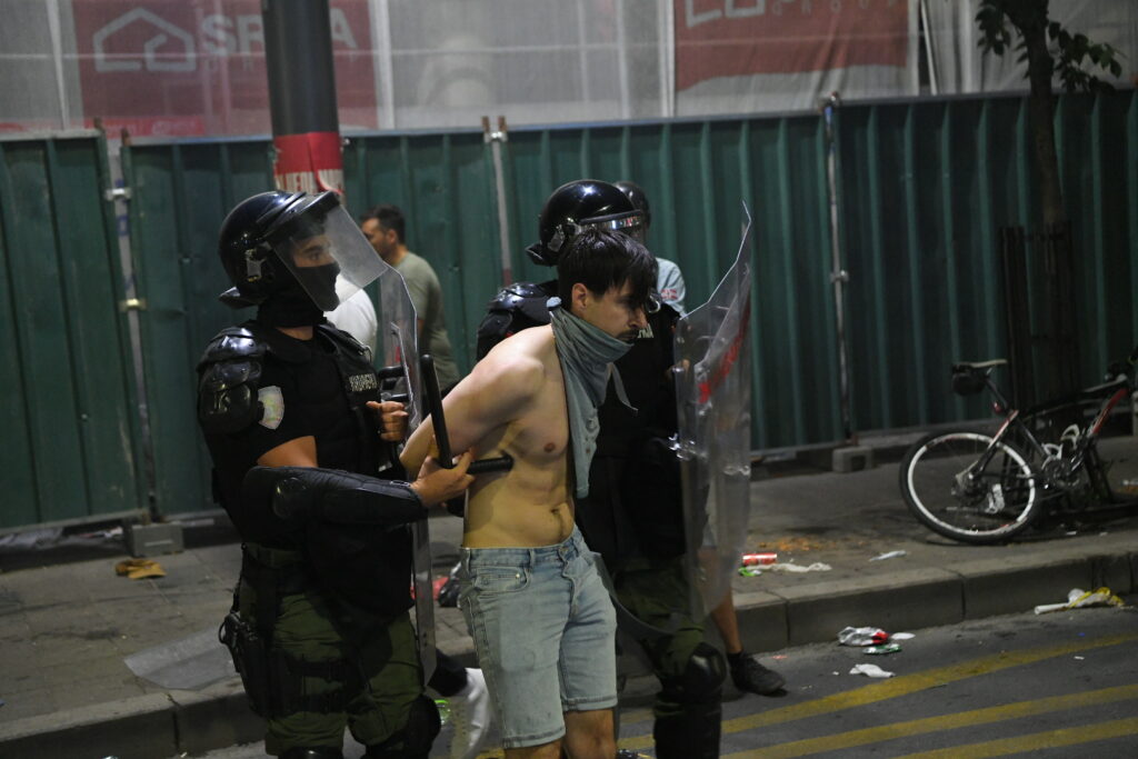 Beograd 28.06.2025. Privođenje, hapšenje. Policija u kralja Milana, kod Londona, građani i policija. Protest Vidimo se na Vidovdan, veliki studentski protest  Foto: Amir Hamzagić/Nova.rs