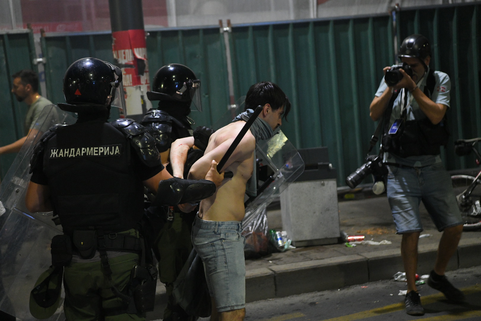 Beograd 28.06.2025. Privođenje, hapšenje. Policija u kralja Milana, kod Londona, građani i policija. Protest Vidimo se na Vidovdan, veliki studentski protest  Foto: Amir Hamzagić/Nova.rs