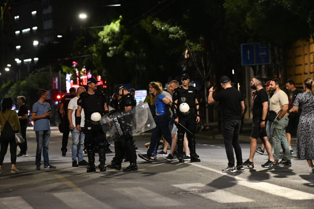 Beograd 28.06.2025. Terazije. Policija u kralja Milana građani i policija. Protest Vidimo se na Vidovdan, veliki studentski protest  Foto: Vesna Lalić/Nova.rs  Busili gume na kamioni pa uhapseni