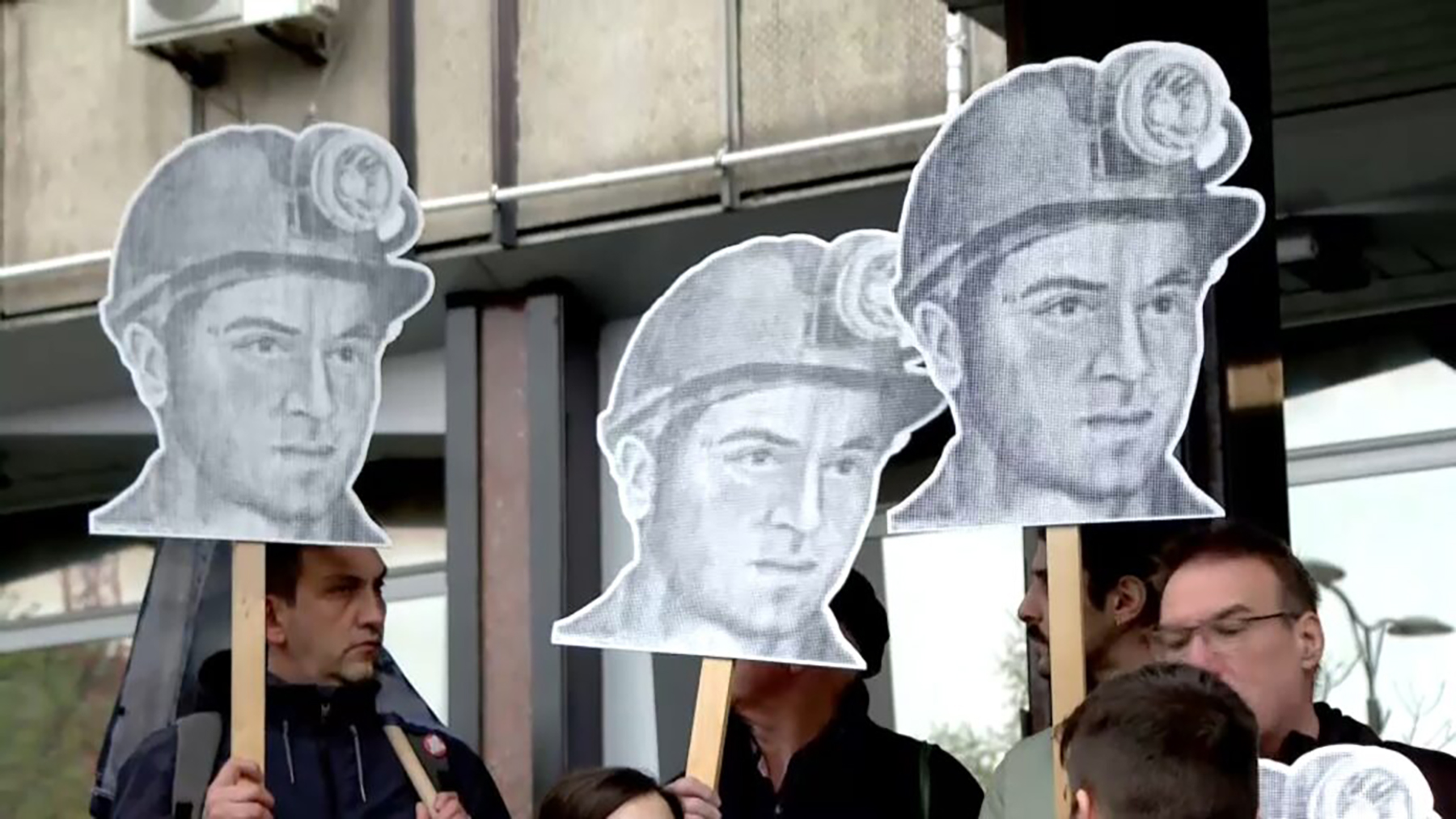Studenti u blokadi rudarima: Došlo vreme i za vaše buđenje
Studenti u blokadi novosadskih fakulteta uputili su danas otvoreno pismo rudarima Srbije i poručili da samo ujedinjeni mogu promeniti sistem i da je došlo vreme i za njihovo buđenje