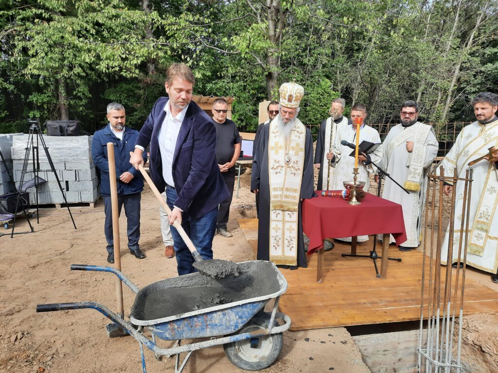 Kragujevac Bešnjaja 06. oktobar 2023. Kamen temeljac za novo odmaralište, donator donatora sredstava Slavoljub Milanović otac Bogdana Milanovića Kragujevčanina koji je 2019. godine preminuo od posledica kancera Foto:Aleksandra Petrović/Nova.rs