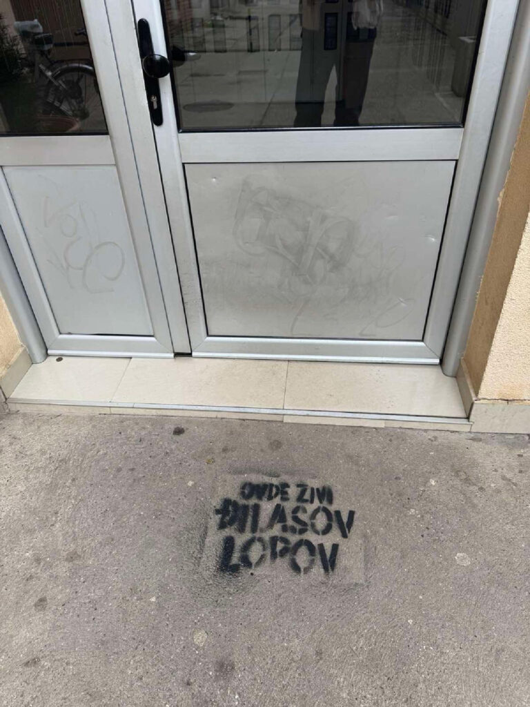 Mesto: Kikinda
Datum: Tue Mar 25 19:07:45 CET 2025
Dogadjaj: HRONIKA - grafit na ulazu zgrade u Kikindi u kojoj žive opozicioni odbornici
Izvor: FoNet/SSP