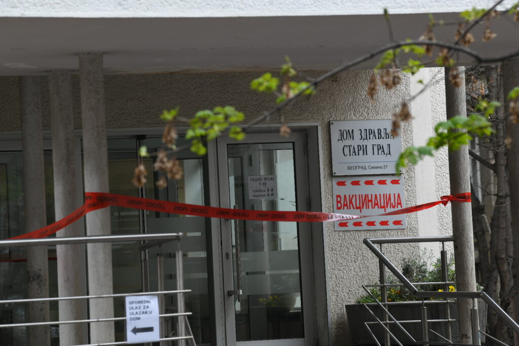 Beograd 03. april 2025. Dom zdravlja Stari grad Simina 27, zgrada, zatvoren ulaz, nadstrešnica, radnici, reknstrukcija, opasnost, traka Foto:Amir Hamzagić/Nova.rs