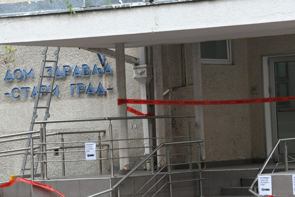 Beograd 03. april 2025. Dom zdravlja Stari grad Simina 27, zgrada, zatvoren ulaz, nadstrešnica, radnici, reknstrukcija, opasnost, traka Foto:Amir Hamzagić/Nova.rs