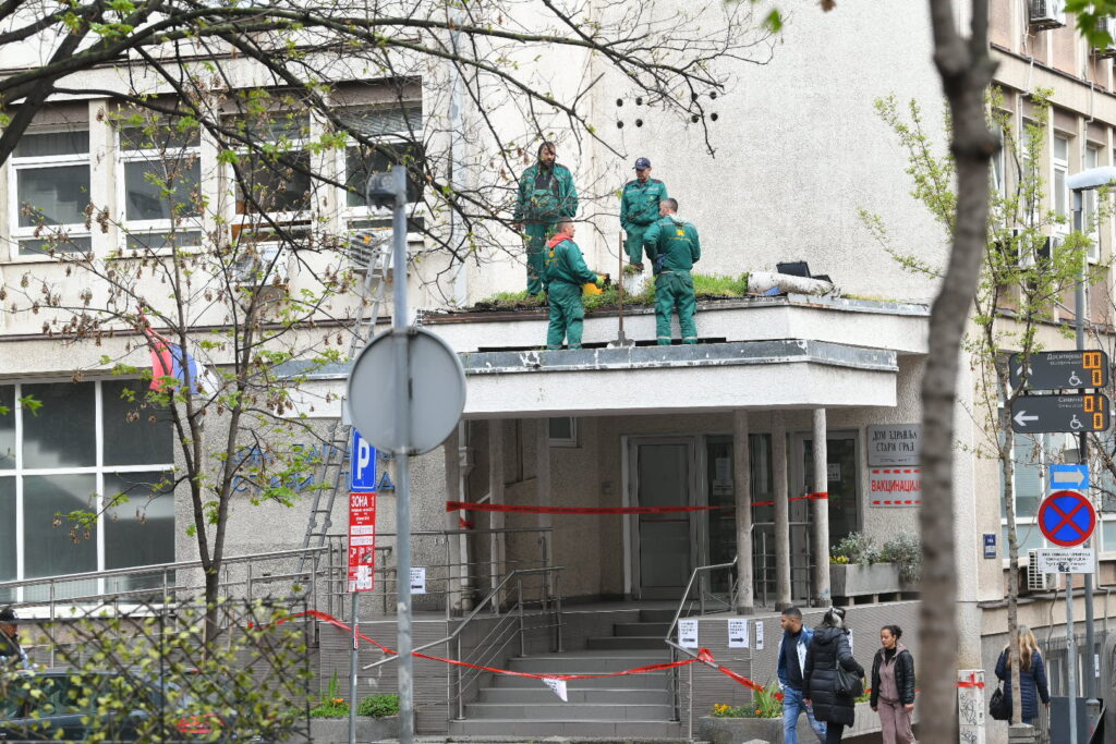 Beograd 03. april 2025. Dom zdravlja Stari grad Simina 27, zgrada, zatvoren ulaz, nadstrešnica, radnici, reknstrukcija, opasnost, traka Foto:Amir Hamzagić/Nova.rs