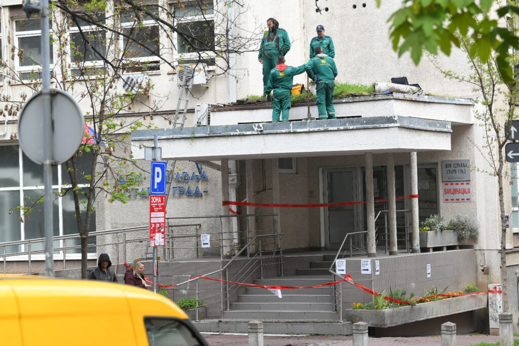 Beograd 03. april 2025. Dom zdravlja Stari grad Simina 27, zgrada, zatvoren ulaz, nadstrešnica, radnici, reknstrukcija, opasnost, traka Foto:Amir Hamzagić/Nova.rs