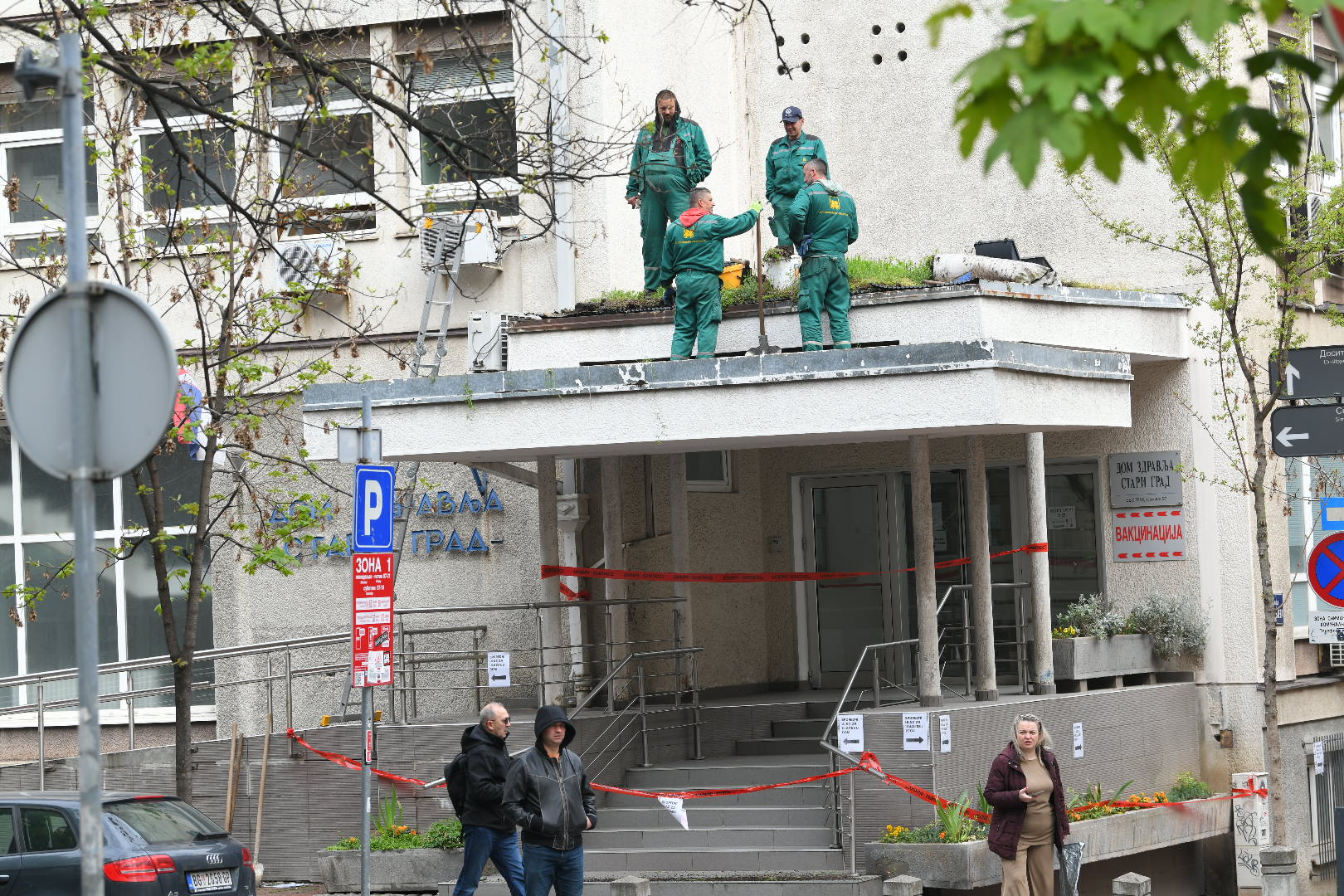 Beograd 03. april 2025. Dom zdravlja Stari grad Simina 27, zgrada, zatvoren ulaz, nadstrešnica, radnici, reknstrukcija, opasnost, traka Foto:Amir Hamzagić/Nova.rs