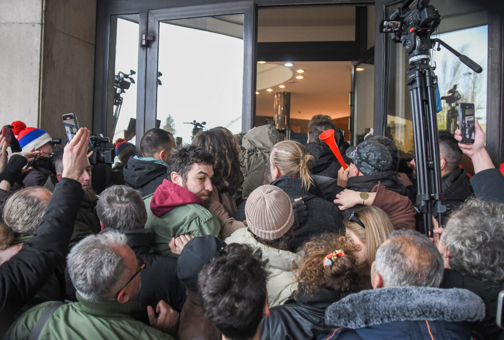 Novi Sad 03.12.2024. Protest ispred Skupštine grada Novog Sada, opozicija, protest, predlog smene gradonačelnika Novog Sada Milana Đurića Foto: Nova Nenad Mihajlović/Nova.rs