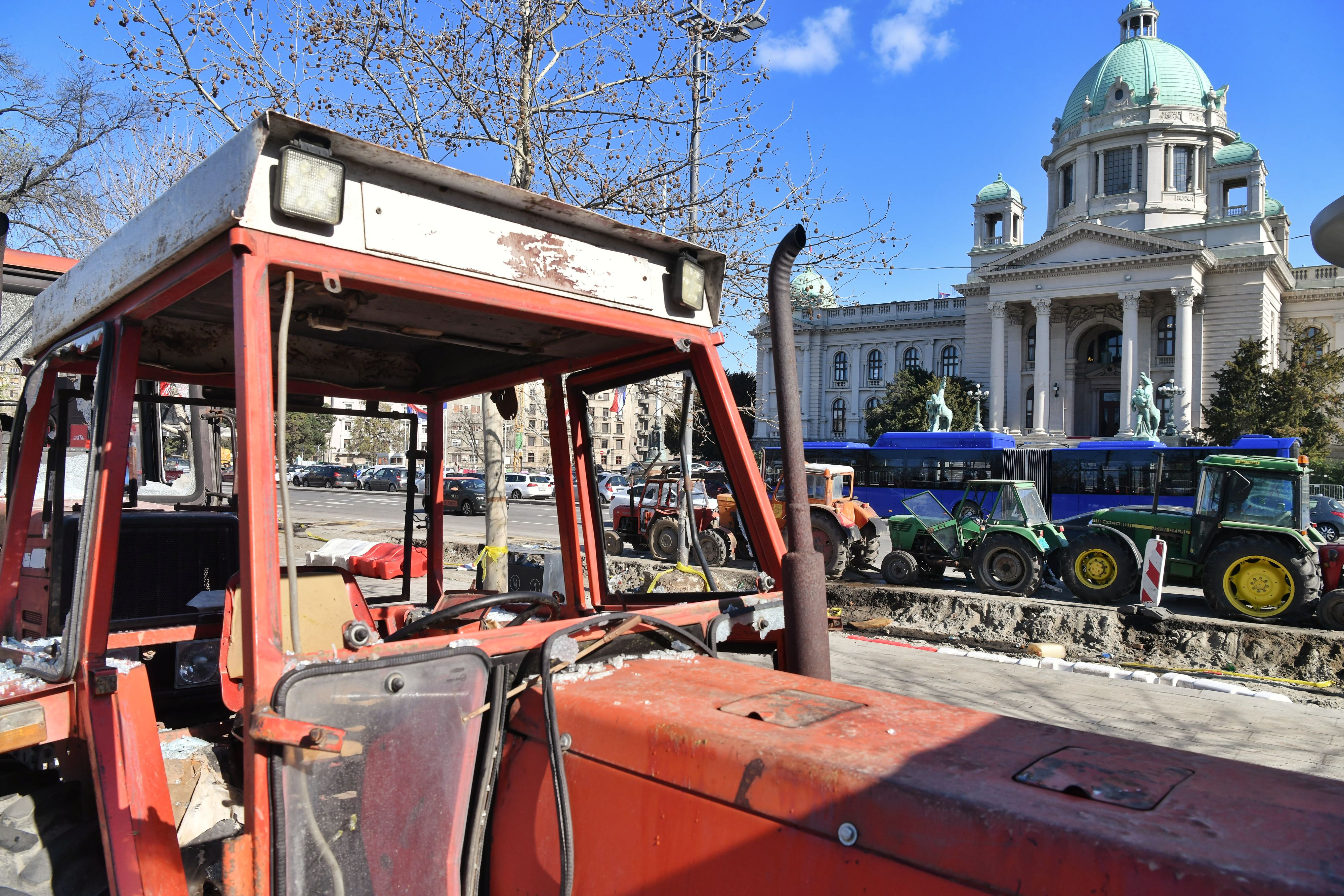 Beograd 18.03.2025. Traktori i dalje parkirani ispred Pionirskog parka, uklanjanje, pomeranje traktora kod Pionirskog parka, Pionirski park, traktor, traktori Foto: Goran Srdanov/Nova.rs