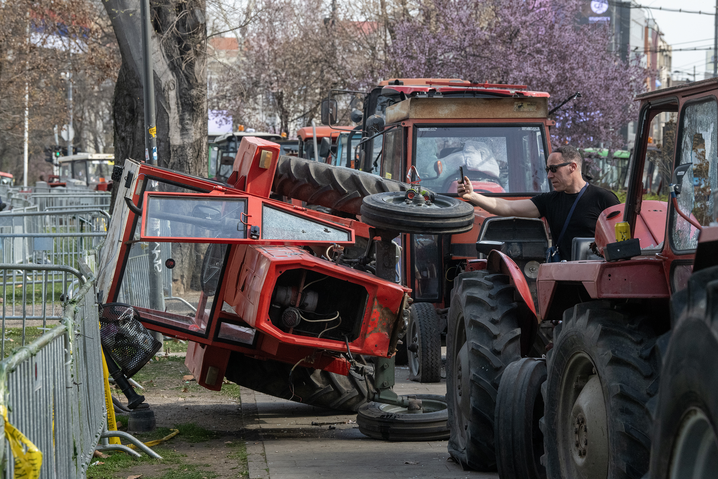 Beograd 15.03.2025. Protest 15 za 15, najveći protest Foto: Vladislav Mitić/Nova.rs traktor traktori prevrnut pionirski park ćacilend
