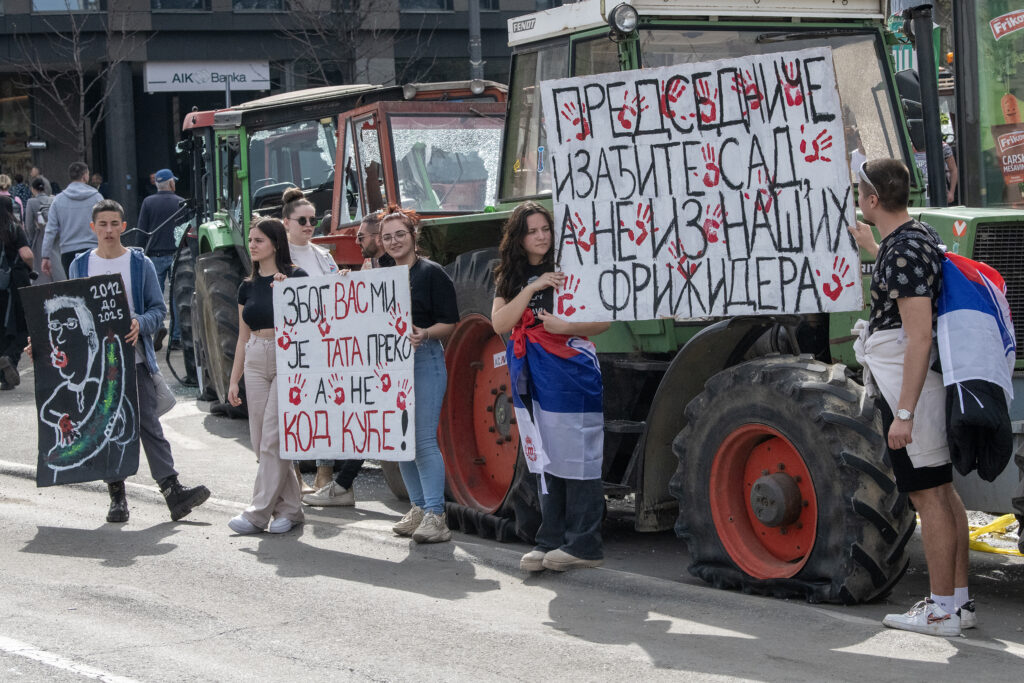 Beograd 15.03.2025. Protest 15 za 15, najveći protest Foto: Vladislav Mitić/Nova.rs razlupani polupani traktori pionirski park, ćacilend transparent