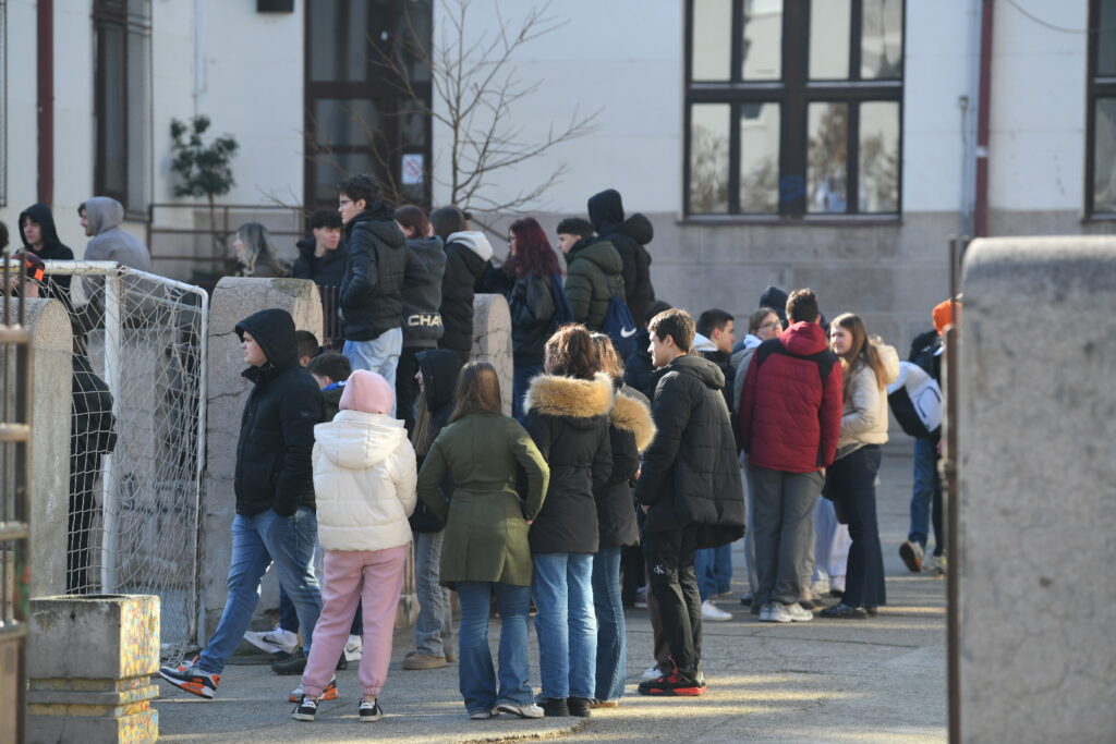 Beograd 10. februar 2025. Prva beogradska gimnazija, srednja škola, direktor zakljucao ucionice, ucenici djaci sede po hodnicima Foto:Amir Hamzagić/Nova.rs