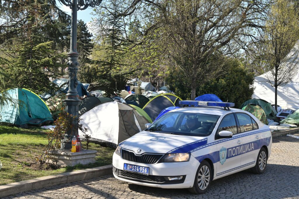 Beograd 18.03.2025. Traktori i dalje parkirani ispred Pionirskog parka, uklanjanje, pomeranje traktora kod Pionirskog parka, Pionirski park, traktor, traktori, policija, policajci Foto: Goran Srdanov/Nova.rs