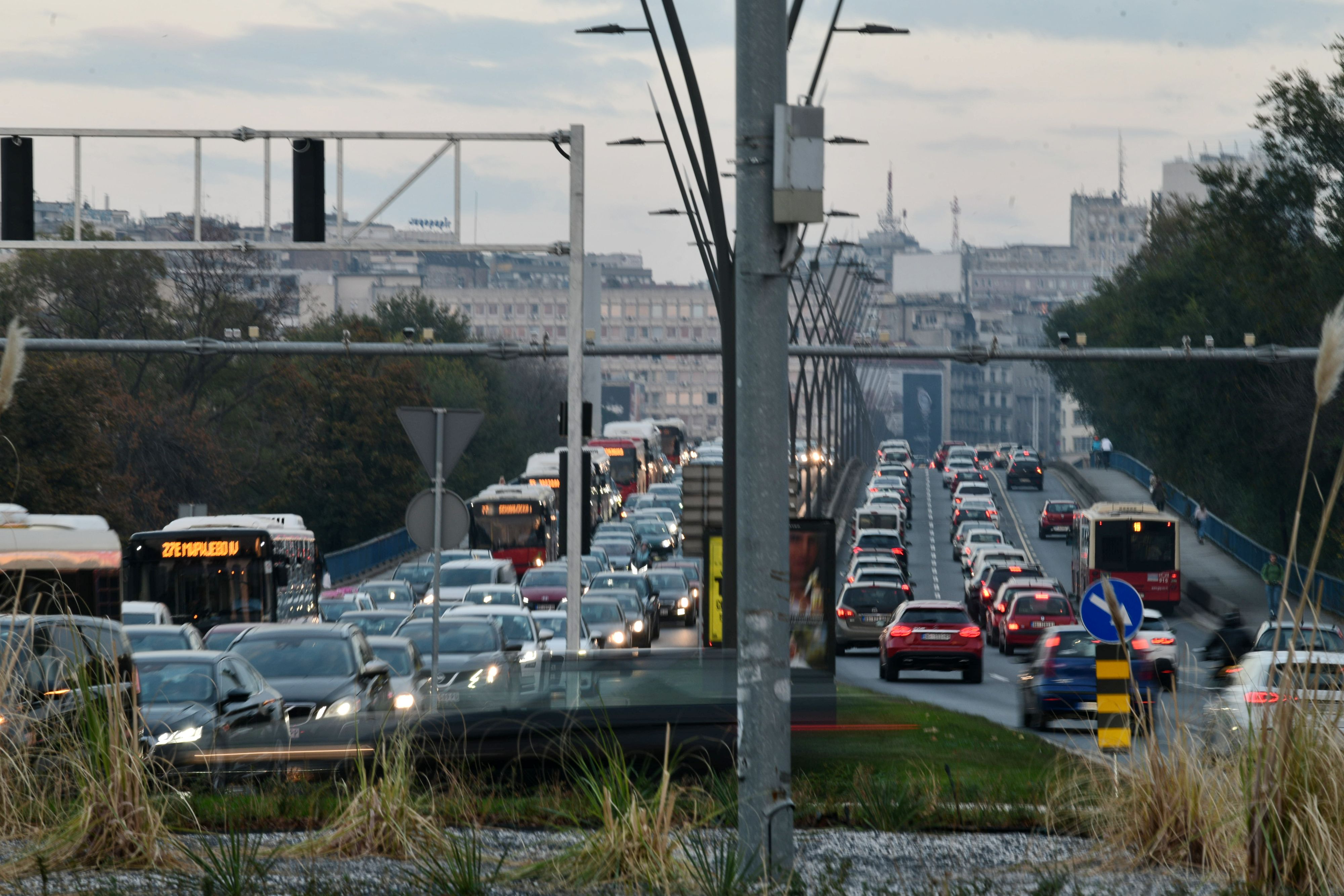 Beograd 30. oktobar 2024. Saobraćajna gužva na Novom Beogradu izazvane novim semaforom, semafor, Brankov most, saobraćaj kružni tok Foto:Filip Krainčanić/Nova.rs