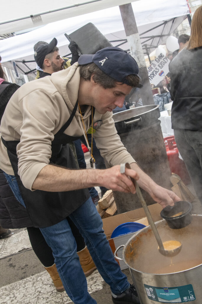 Niš 01.03.2025. Protest Studentski edikt, Majanje po Niš, studenti Foto: Vladislav Mitić/Nova.rs, transparent, transparenti Branko Kisić, kuvar, kuva za studente