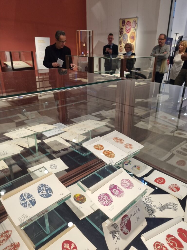 Uskršnje radionice, Uskršnja radionica, deca, šaranje jaja, Uskrs, vođena poseta kroz izložbu Narodne šare uskršnjih jaja. Saša Srećković, muzejski savetnik Foto: Aleksandra Levnajić/Etnografski muzej