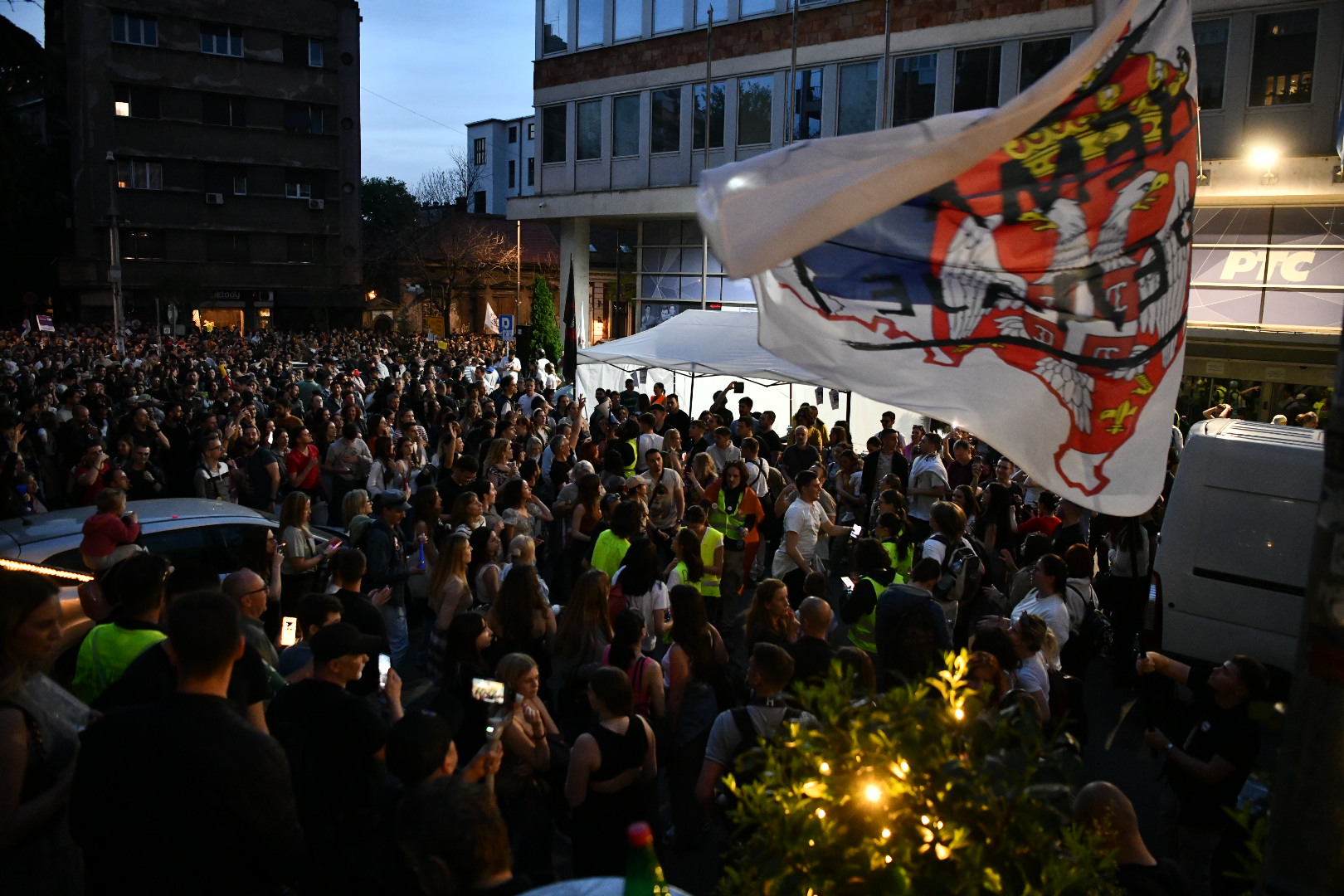 Beograd 16.04.2025. Takovska ulica. Blokada RTS-a, studentski protest, Radio televizija Srbije, protest ispred RTS-a Foto: Vesna Lalić/Nova.rs
