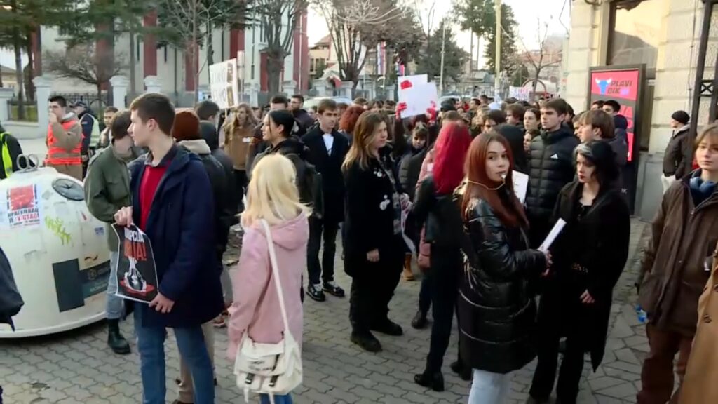 1741857685-1736605925-maturanti_kragujevackih_srednjih_skola_krenuli_da_se_pridruze_studentima-1024x576.jpg