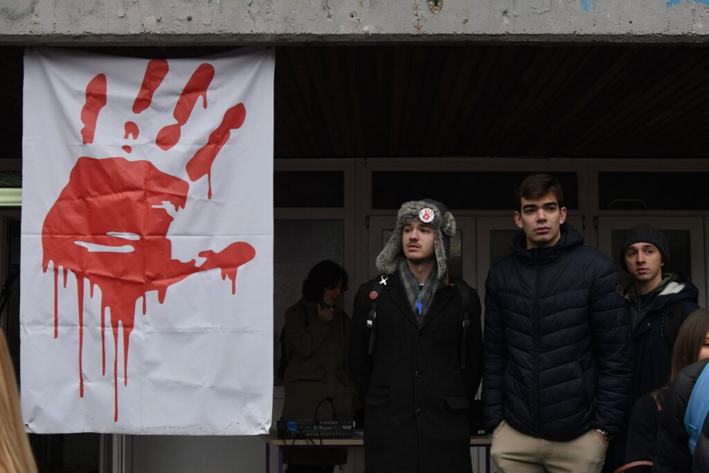Beograd 21. januar 2025. Deseta beogradska gimnazija podrska roditelja prosvetnim radnicima koji su u obustavi rada protest, obustava rada, roditelji, učeniciFoto:Goran Srdanov/Nova.rs krvave su vam ruke transparent