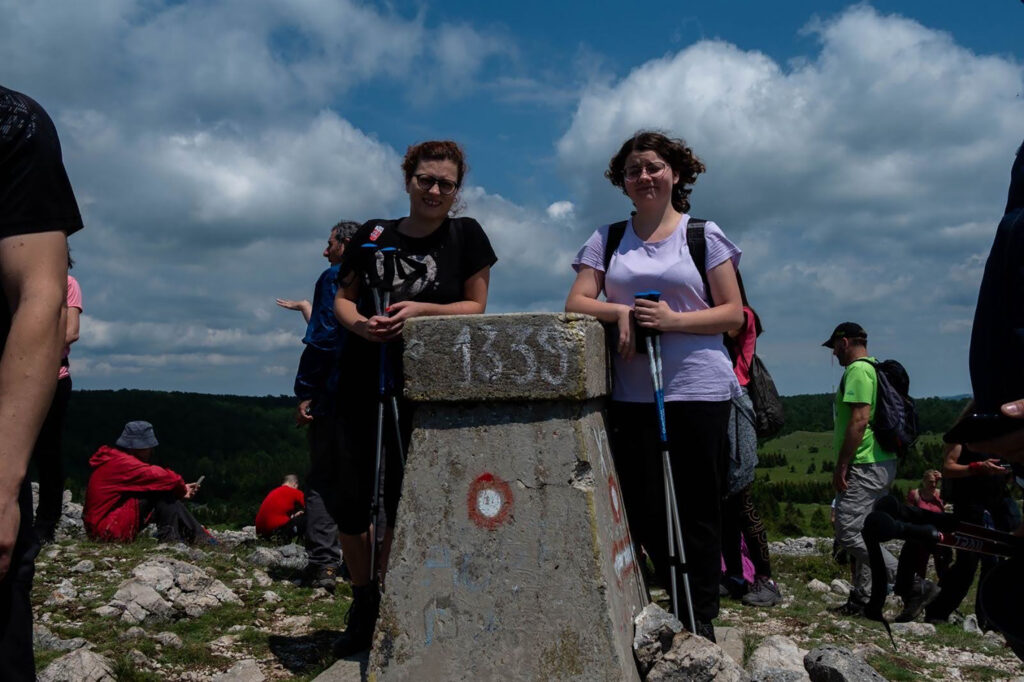 Trebaju mi tri sestre sa slike - ubacite 5-6 nekih fotki,m foku je na njima, one imaju neizlečivu bolest.