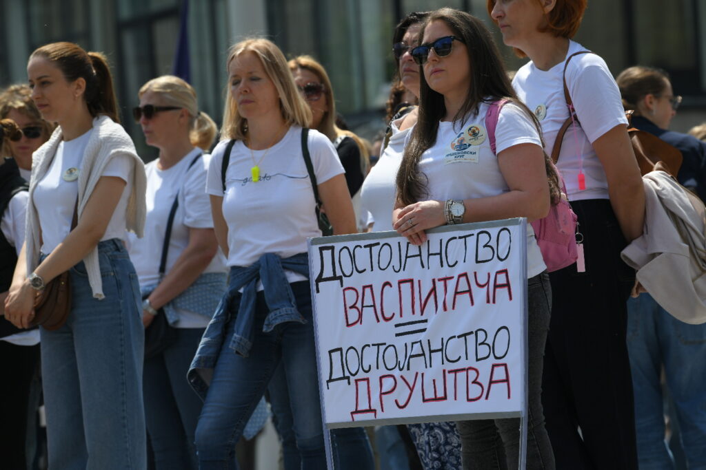 Beograd 11.05.2025. Protestni skup zajednice zaposlenih u predškolstvu. Protest predškoskih radnika na Trgu republike, vrtići, zabavišta, predškolsko Foto: Amir Hamzagić/Nova.rs
