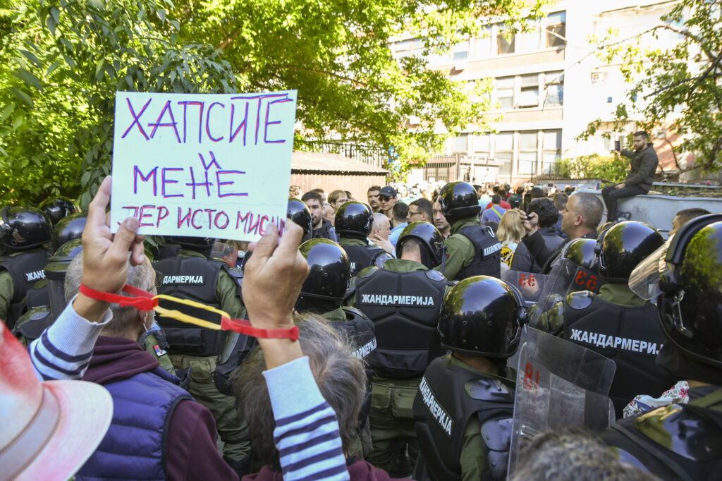 Novi Sad 15.05.2025. Blokada suda zbog uhapšenih studenata, sud, blokada, protest, policija, guranje transparent uhapsite i mene