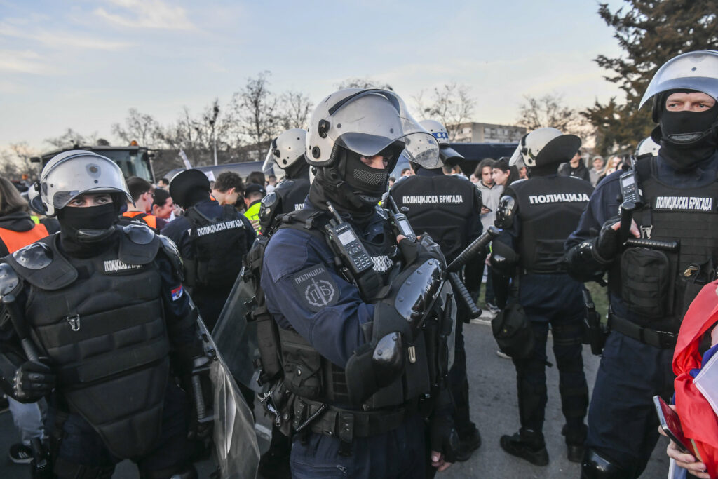 1741513845-rame-uz-rame-radnici-i-studenti-kruzni-tok-nbg-policija-080325-foto-goran-srdanov-nova-rs-25-1024x683.jpg