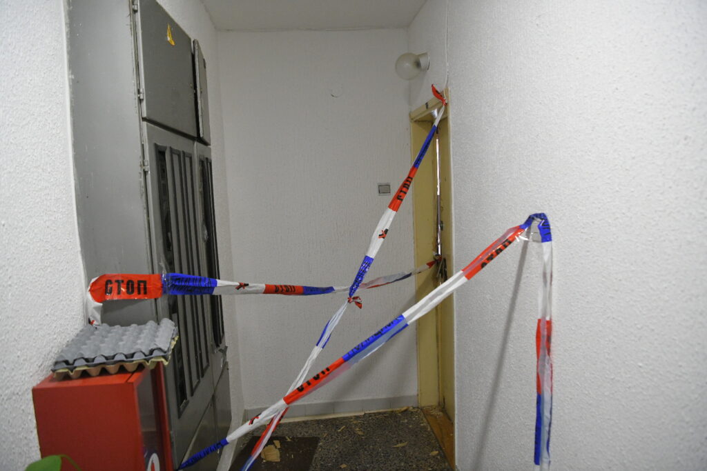 Čačak 18.03.2025. Mesto zločina, mesto ubistva. Sin nožem ubio oca i majku, zgrada, stan, hronika, ubistvo, policijska traka Foto: Amir Hamzagić/Nova.rs