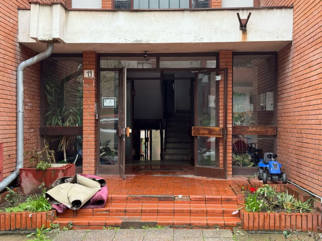 Lazarevac 25.03.2025 pozar požaru u stanu u Lazarevcu stradali su otac Dragan Stević (66) i ćerka Katarina (25).