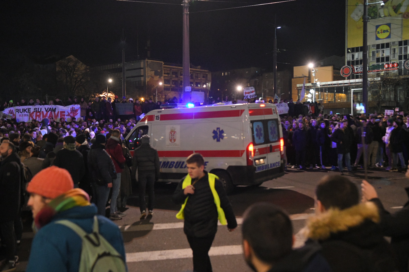 Beograd 22. decembar 2024. Zajednički protest studenata i poljoprivrednika na beogradskom Trgu Slavija zakazan je za danas sa pocetkom u 16 časova hitna pomoć  Foto:Amir Hamzagić/Nova.rs