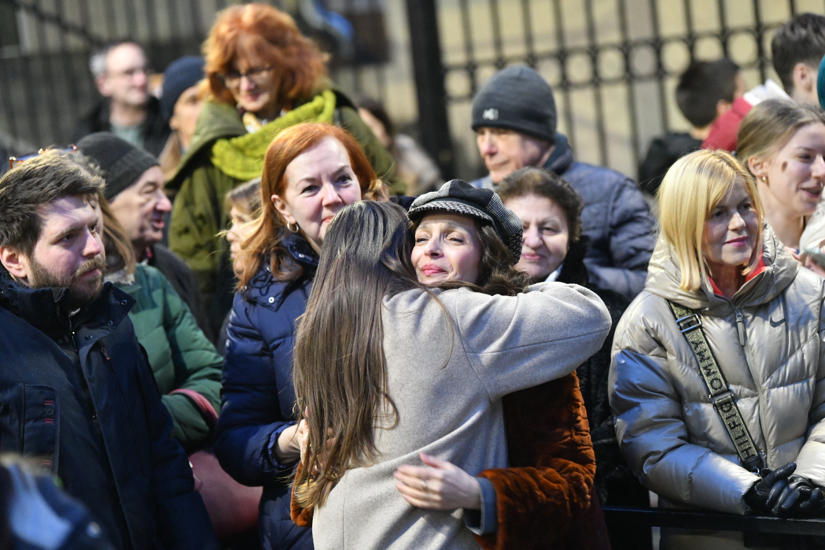 Beograd 24. februar 2025. Protest ispred OS Vladislav Ribnikar koji je organizovala grupa roditelja dece učenika IV-3 odeljenja zbog uciteljice koja je dobila meru udaljenja uciteljice Foto:Vladislav Mitić/Nova.rs