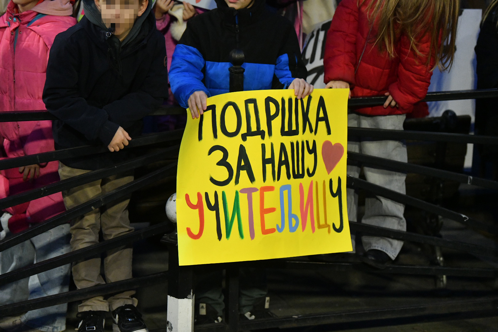 Beograd 24. februar 2025. Protest ispred OS Vladislav Ribnikar koji je organizovala grupa roditelja dece učenika IV-3 odeljenja zbog uciteljice koja je dobila meru udaljenja uciteljice Foto:Vladislav Mitić/Nova.rs