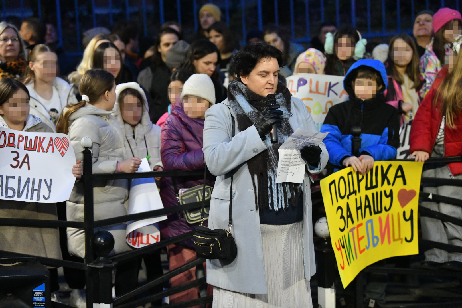 Beograd 24. februar 2025. Protest ispred OS Vladislav Ribnikar koji je organizovala grupa roditelja dece učenika IV-3 odeljenja zbog uciteljice koja je dobila meru udaljenja uciteljice Foto:Vladislav Mitić/Nova.rs
