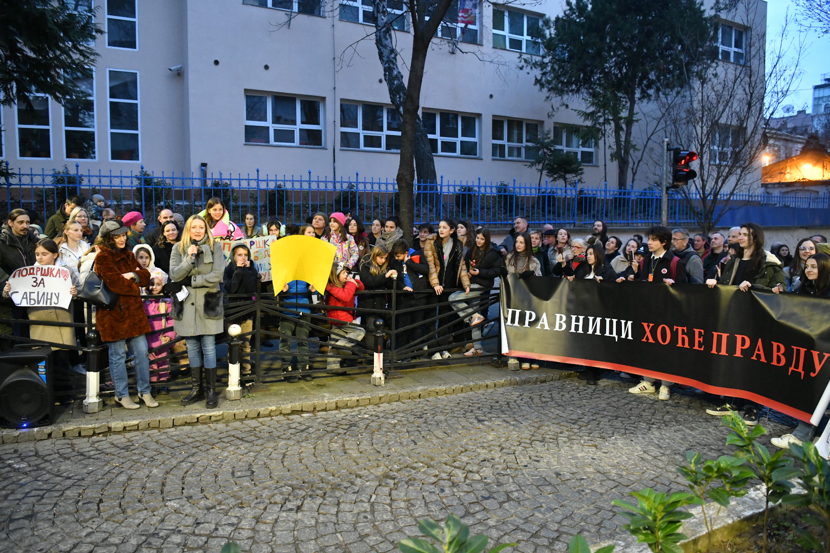 Beograd 24. februar 2025. Protest ispred OS Vladislav Ribnikar koji je organizovala grupa roditelja dece učenika IV-3 odeljenja zbog uciteljice koja je dobila meru udaljenja uciteljice Foto:Vladislav Mitić/Nova.rs