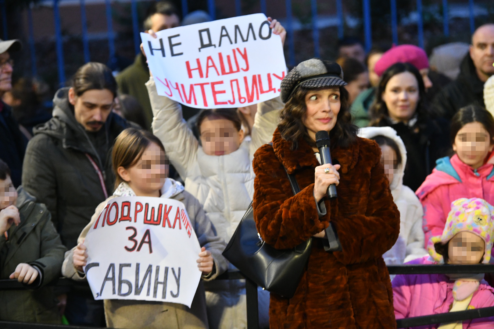Beograd 24. februar 2025. Protest ispred OS Vladislav Ribnikar koji je organizovala grupa roditelja dece učenika IV-3 odeljenja zbog uciteljice koja je dobila meru udaljenja uciteljice Foto:Vladislav Mitić/Nova.rs