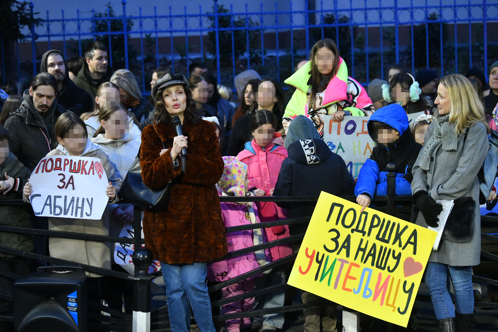 Beograd 24. februar 2025. Protest ispred OS Vladislav Ribnikar koji je organizovala grupa roditelja dece učenika IV-3 odeljenja zbog uciteljice koja je dobila meru udaljenja uciteljice Foto:Vladislav Mitić/Nova.rs