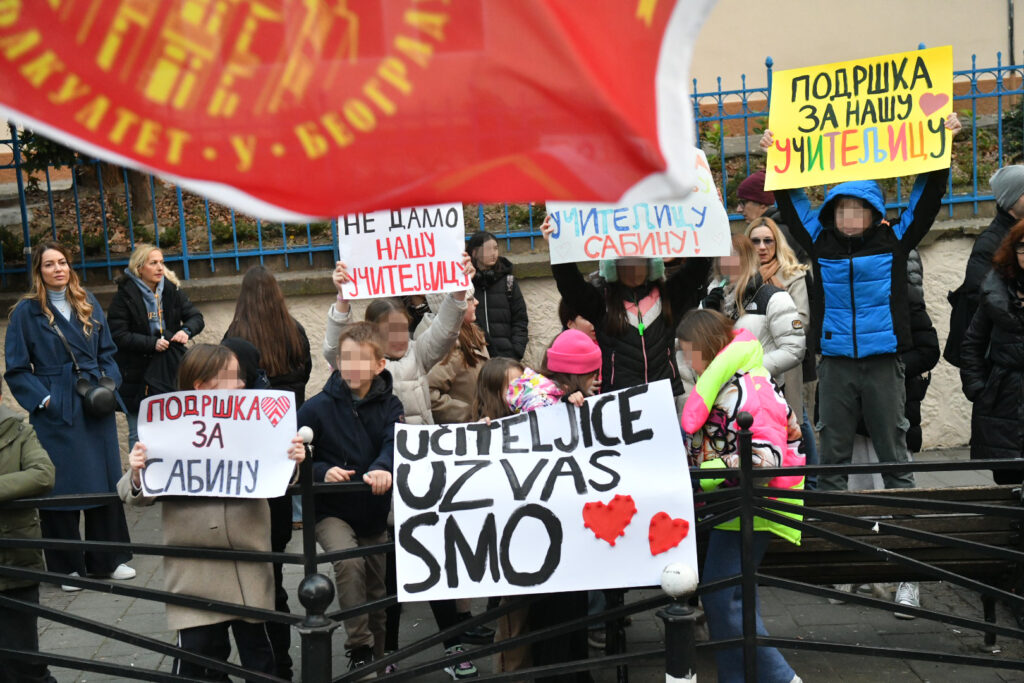 Beograd 24. februar 2025. Protest ispred OS Vladislav Ribnikar koji je organizovala grupa roditelja dece učenika IV-3 odeljenja zbog uciteljice koja je dobila meru udaljenja uciteljice Foto:Vladislav Mitić/Nova.rs