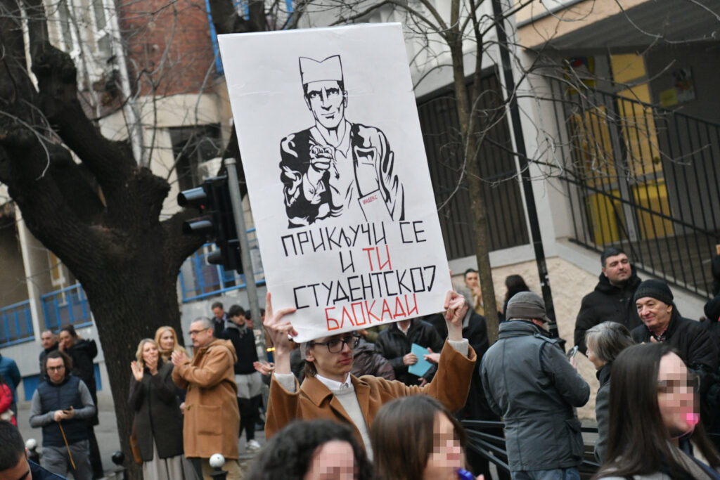 Beograd 24. februar 2025. Protest ispred OS Vladislav Ribnikar koji je organizovala grupa roditelja dece učenika IV-3 odeljenja zbog uciteljice koja je dobila meru udaljenja uciteljice Foto:Vladislav Mitić/Nova.rs