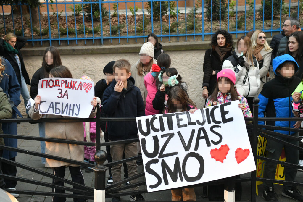 Beograd 24. februar 2025. Protest ispred OS Vladislav Ribnikar koji je organizovala grupa roditelja dece učenika IV-3 odeljenja zbog uciteljice koja je dobila meru udaljenja uciteljice Foto:Vladislav Mitić/Nova.rs